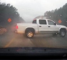 Video: Trenutak nepažnje! Dodge Ram u “pirueti” na autoputu