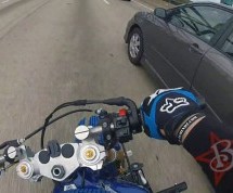 Video: Pogledajte kako je policajac nasrnuo vozilom na motociklistu!