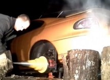 Video: Čovjek koristi Pontiac GTO za cijepanje drva!