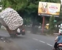 Video: Pretovario kamion vrećama pa ga totalno uništio