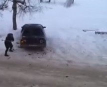 Video: Bijesna Ruskinja bivšem mužu sjekirom demolirala Toyotu