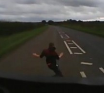 Video: Zastrašujući trenutak! Tinejdžer izazivao kamion da ga pregazi na cesti!