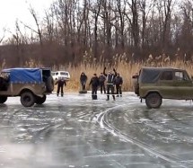 Video: Odmjeravanje snaga na ledu! Ko je jači, GAZ-69 ili UAZ-469!?