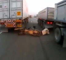 Video: Da se smrznete! Skuteraš za dlaku izbjegao točkove kamiona!