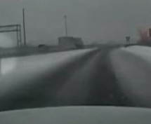 Video: Ludilo na autoputu! Vozač ispada iz automobila prilikom sudara!