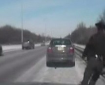 Video: Ludi kamiondžija na autoputu umalo zgazio policajca!