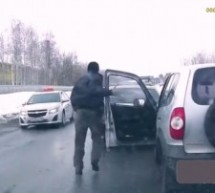 RUSKA TEHNIKA: Nogom šutnuo automobil i riješio saobraćajnu gužvu!