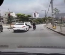 Video: Motociklista odlučio da se osveti kočenjem ispred automobila, a pogledajte kako se sve završilo…