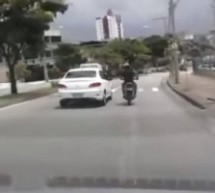 Video: Bolna lekcija! Bahati motorist pokušao lupiti auto, pa neslavno završio
