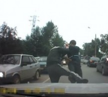 Video: Htio je pištoljem otjerati momke iz auta koji je pokušao da ukrade, no grdno se prevario!