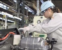 Video: Pogledajte kako radnica unutar Toyotine fabrike ručno sklapa motor