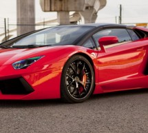 Rosso Corsa Lamborghini Aventador Roadster sa PUR točkovima