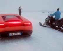 SUPER OKRŠAJ NA SNIJEGU: Lamborghini Hurracan protiv motornih sanki!