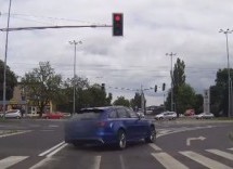 NAGAZIO DO DASKE: U Audi RS6 Avantu uletio u suprotnu traku i zalijepio se u tramvaj!