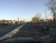 Toliko je nagazio ‘do daske’ da mu se auto raspao usred ceste