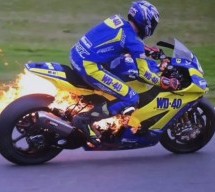 GHOST RIDER: Motoristi se zapalio motor a on nastavio da vozi!