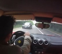 NI SAM NE ZNA ŠTA JE URADIO: Vozač Ferrarija F430 za dlaku izbjegao težak sudar!