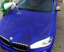 Istresao je kantu vode na BMW X6, a onda se dogodilo nešto što će vas ostaviti u čudu!