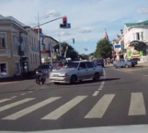 KASKADER ILI SAMO SREĆNIK: Pogledajte kako je prošao ovaj motociklista!