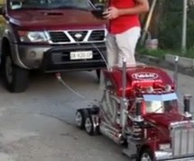 SUPER IGRAČKA ZA VELIKE DJEČAKE: Model kamiona vuče Nissan SUV!