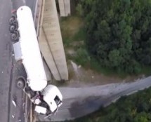 Kamion za malo da sleti sa mosta gdje je ostao da visi nad provalijom dubokom 130m