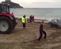 Rus se bentlijem od 160.000 eura zaglavio u pijesku! U pomoć mu pritekao traktor!