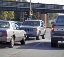 A, MOŽE I TAKO: Sve vrijeme putem vozio Jeep Cherokee ‘u rikverc’!