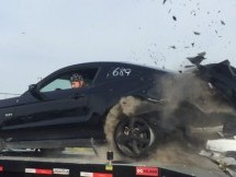 KAKAV PEH: Evo šta se desi kada pukne guma na Mustangu pri brzini od 240 km/h!