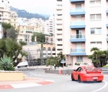 DRIFT O KAKVOM SE SANJA: U crvenom Porscheu 997 GT3 kroz ulice Monaka!