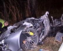 Ferrarijem FF jurio preko 200 km/h na Autobahnu pa proletio kroz zaštitnu ogradu i udario u drvo!