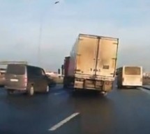 Nikada niste vidjeli da kamion ovako uleti u makazice i da svi pritom prežive. BEZ POVREDA!