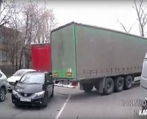 SAMO U RUSIJI: Pogledajte kako je kamiondžija ‘upecao’ tuđi automobil