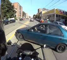 DOVOLJNA JE SEKUNDA: Pogledajte kako je prošao ovaj motociklista!