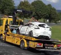 PUNE RUKE POSLA: Uništeni automobili koje odvoze sa Nurburgringa