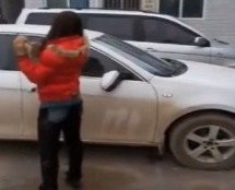 ‘Šarao’ je uokolo pa mu je cura novi Passat ‘ukrasila’ čekićem!