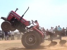 ČUDO: Desetogodišnji dječak vozi traktor kao da je biciklo!