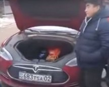 SAMO U KAZAHSTANU: Nećete vjerovati što sve ljudi prevoze u Tesla automobilima
