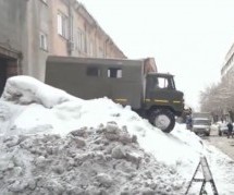 RUSKA METODA: Evo kako izaći iz garaže kada je izlaz zatrpan snijegom!