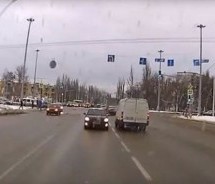 Pogledajte šta se dešava kada tvrdoglavi vozač zaluta u suprotnu traku!