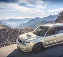 SNIMAK IZ PRVOG LICA: Prevrnuo Subaru SUV niz planinu!