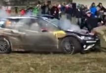 Reli vozač nije ni primjetio da je autom udario gledaoca, već stisnuo papučicu i nastavio dalje