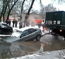 KAKAV CRN DAN: Prvo mu je auto propao kroz asfalt, a potom se desilo nešto još gore!