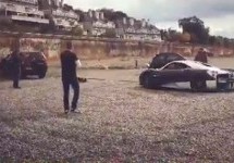 ZA PISTU NE I ZA PLAŽU: Skupocjenu Huayru iz pijeska izvukla ‘obična’ Honda!
