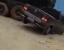 Mogao je samo gledati: Bijesni kamiondžija odvukao mu auto (VIDEO)