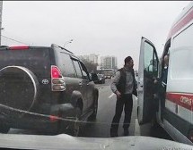 RUSI TO RJEŠAVAJU BRZO: Taksista blokirao vozilo hitne pomoći, pa umalo ostao bez glave!
