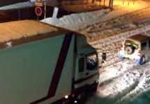 KAKO SUZUKI JIMNY iz snijega izvlači golemi tegljač (VIDEO)