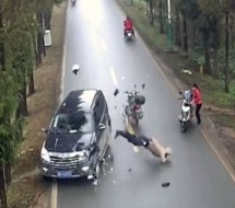 ŽENO, ŠTA TO RADIŠ: Motociklista nastradao zbog ‘pametnice’! (VIDEO)