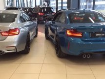 OKRŠAJ BAVARACA U PRODAJNOM SALONU: BMW M2 VS M4 (VIDEO)