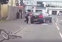 Namjerno udario biciklistu automobilom, ali ni on mu nije ostao dužan! (VIDEO)