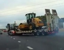 EFIKASNO KROZ GUŽVU: Kamiondžija prevozeći tešku mašineriju prošao kroz nekoliko automobila na cesti!